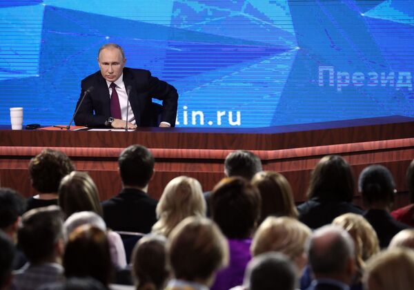Президент РФ Владимир Путин во время ежегодной большой пресс-конференции Президент РФ Владимир Путин во время ежегодной большой пресс-конференции