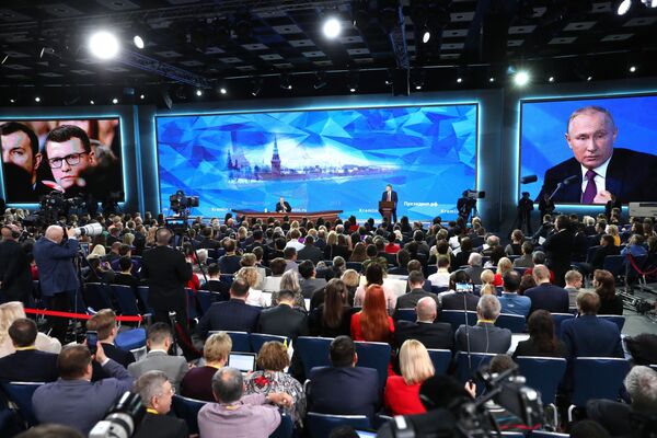 Президент РФ Владимир Путин во время ежегодной большой пресс-конференции Президент РФ Владимир Путин во время ежегодной большой пресс-конференции