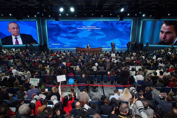 Президент РФ Владимир Путин во время ежегодной большой пресс-конференции Президент РФ Владимир Путин во время ежегодной большой пресс-конференции