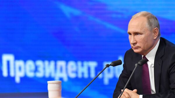 Президент РФ Владимир Путин во время ежегодной большой пресс-конференции Президент РФ Владимир Путин во время ежегодной большой пресс-конференции