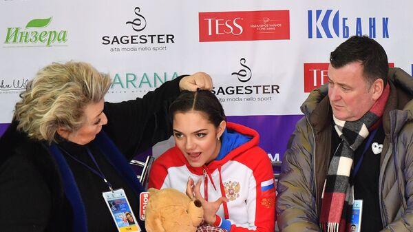Татьяна Тарасова, Евгения Медведева (в центре) и Брайан Орсер