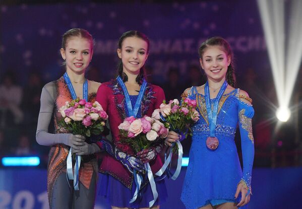 Александра Трусова, Анна Щербакова и Алёна Косторная (слева направо) Александра Трусова, Анна Щербакова и Алёна Косторная (слева направо)
