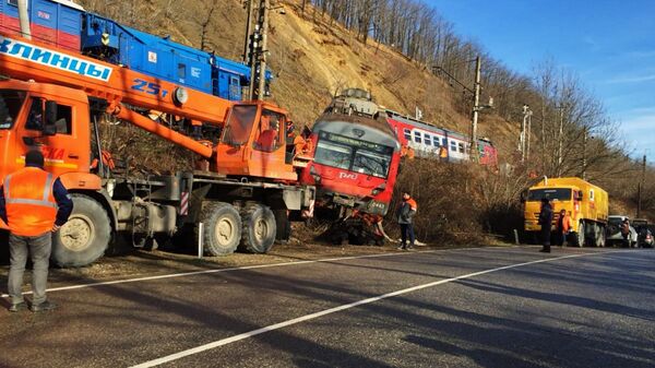 Два вагона пригородной электрички сошли с рельсов из-за селя в Краснодарском крае. 24 декабря 2018 Два вагона пригородной электрички сошли с рельсов из-за селя в Краснодарском крае. 24 декабря 2018
