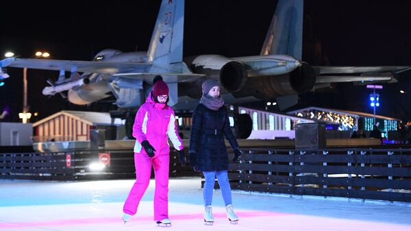 Отдыхающие на открытии Города зимы на территории ВДНХ в Москве Отдыхающие на открытии Города зимы на территории ВДНХ в Москве