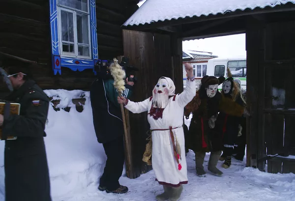 Ряженых приглашают в дома во время празднования Шорыкйол