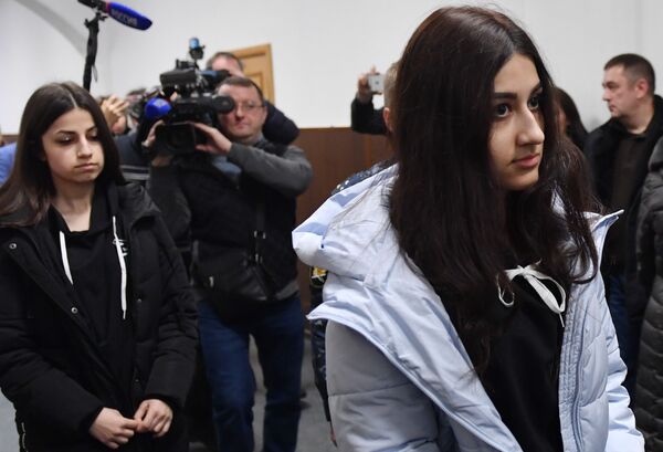 Крестина и Ангелина Хачатурян, обвиняемые в убийстве своего отца Михаила Хачатуряна, в Басманном суде Москвы. 26 декабря 2018 Крестина и Ангелина Хачатурян, обвиняемые в убийстве своего отца Михаила Хачатуряна, в Басманном суде Москвы. 26 декабря 2018