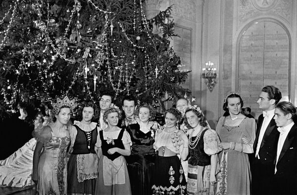 Новогодний бал в Кремле. Москва, 1954 год Новогодний бал в Кремле. Москва, 1954 год