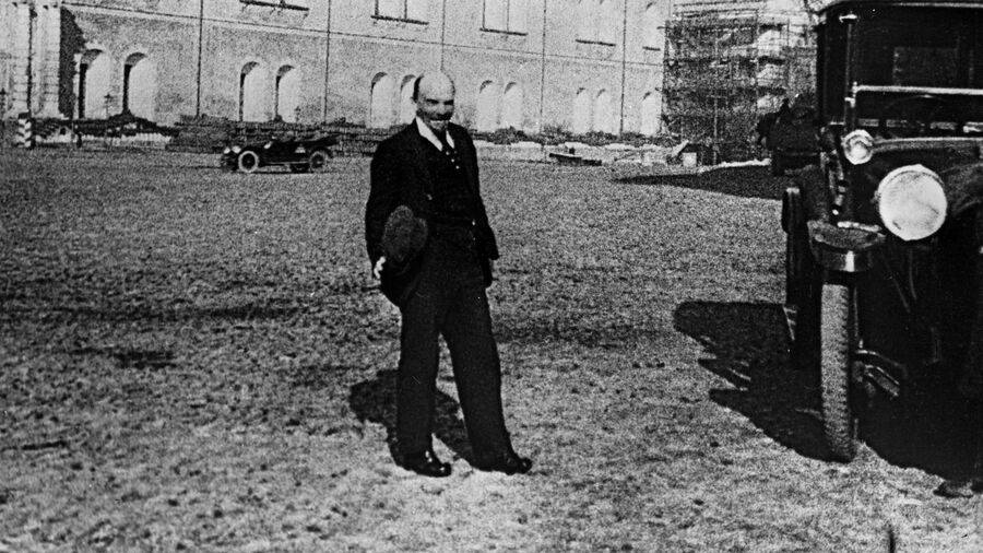 Владимир Ленин на прогулке во дворе Кремля. 16 октября 1918 года Владимир Ленин на прогулке во дворе Кремля. 16 октября 1918 года