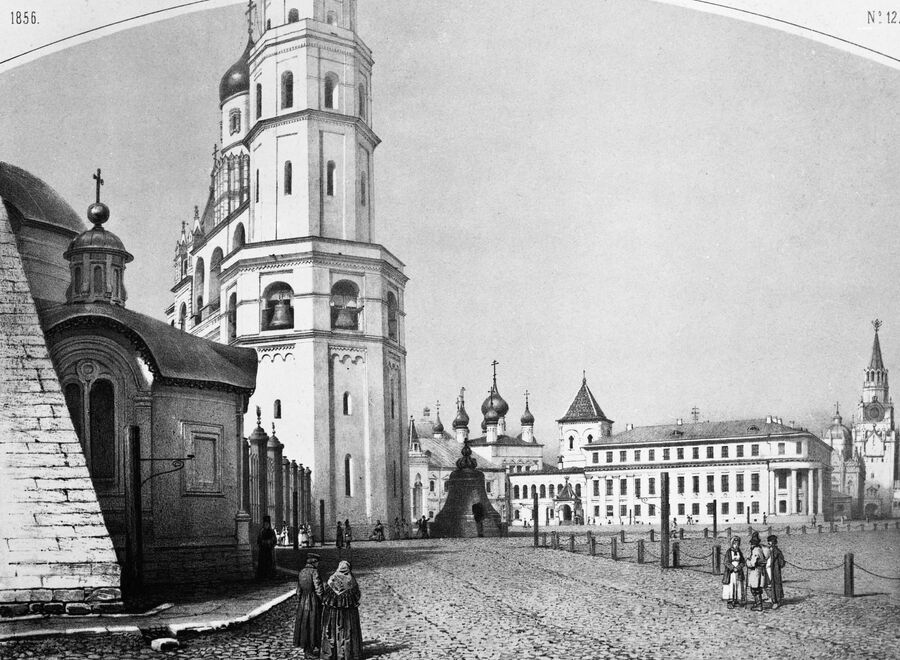 Литография Вид в Кремле в Москве: Архангельский собор, Иван Великий, Чудов монастырь, Царь-колокол, Малый дворец, Спасские ворота, 1856 год Литография Вид в Кремле в Москве: Архангельский собор, Иван Великий, Чудов монастырь, Царь-колокол, Малый дворец, Спасские ворота, 1856 год