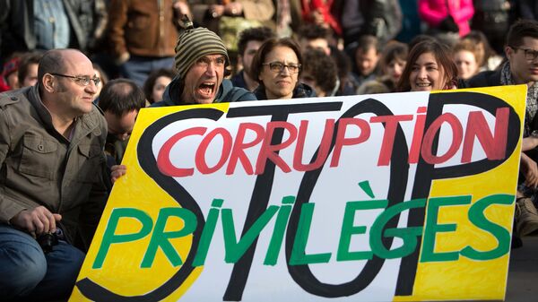 Участники акции протеста против коррупции политиков на площади Республики в Париже Участники акции протеста против коррупции политиков на площади Республики в Париже