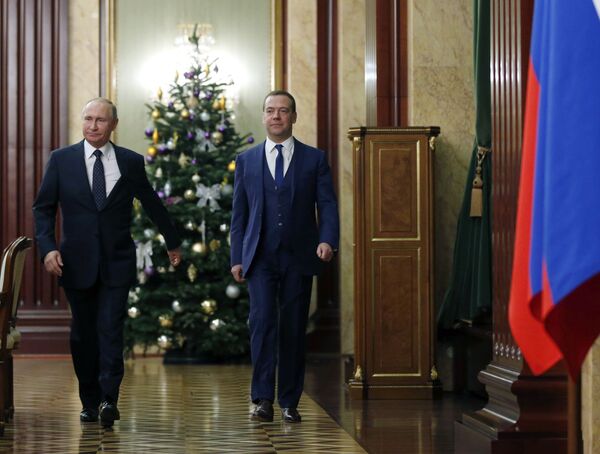 Президент РФ Владимир Путин и председатель правительства РФ Дмитрий Медведев перед началом встречи с членами правительства РФ. 26 декабря 2018. Президент РФ Владимир Путин и председатель правительства РФ Дмитрий Медведев перед началом встречи с членами правительства РФ. 26 декабря 2018.