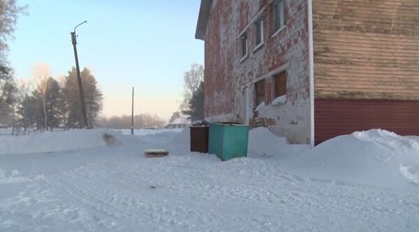 Колодец в селе Новобирилюссы Красноярского края в который провалилась девочка Колодец в селе Новобирилюссы Красноярского края в который провалилась девочка