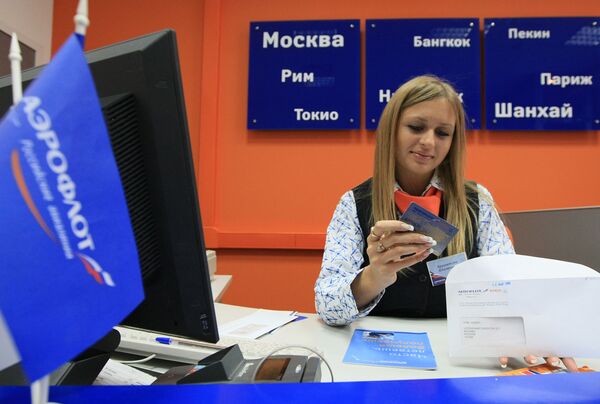 В офисе продаж авиабилетов компании Аэрофлот - Российские авиалинии В офисе продаж авиабилетов компании Аэрофлот - Российские авиалинии