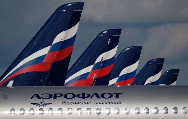 Sukhoi Superjet 100 на стоянке самолетов в аэропорту Шереметьево в Москве Sukhoi Superjet 100 на стоянке самолетов в аэропорту Шереметьево в Москве