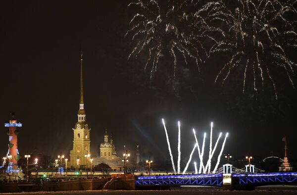 Фейерверк во время празднования Нового года - 2019 в Санкт-Петербурге Фейерверк во время празднования Нового года - 2019 в Санкт-Петербурге