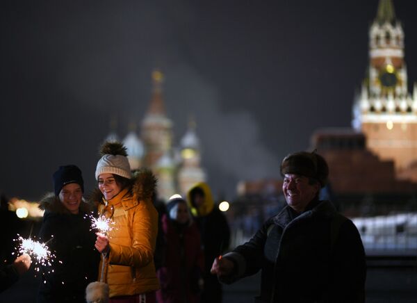 Горожане и гости столицы во время встречи Нового года 2019 на Красной площади в Москве Горожане и гости столицы во время встречи Нового года 2019 на Красной площади в Москве