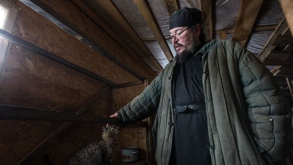 Игумен Агафангел (Белых) с котом Тайсоном на территории монастырского скита в селе Новотроевке Белгородской области Игумен Агафангел (Белых) с котом Тайсоном на территории монастырского скита в селе Новотроевке Белгородской области