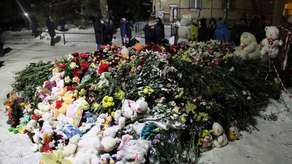 Народный мемориал неподалеку от места обрушения одного из подъездов жилого дома в Магнитогорске. 3 января 2019 Народный мемориал неподалеку от места обрушения одного из подъездов жилого дома в Магнитогорске. 3 января 2019