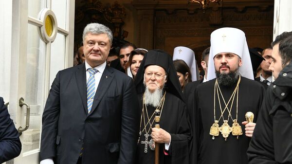 Президент Украины Петр Порошенко, Вселенский Патриарх Варфоломей и митрополит Епифаний после церемонии подписания томоса о независимости Украинской православной церкви в Георгиевском соборе Вселенского патриархата в Стамбуле, Турция. 5 января 2019 Президент Украины Петр Порошенко, Вселенский Патриарх Варфоломей и митрополит Епифаний после церемонии подписания томоса о независимости Украинской православной церкви в Георгиевском соборе Вселенского патриархата в Стамбуле, Турция. 5 января 2019