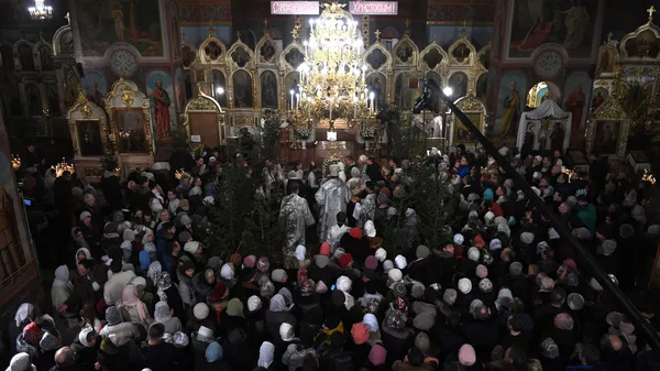 Верующие во время рождественского богослужения в Вознесенском кафедральном соборе в Новосибирске