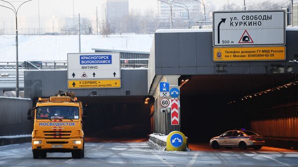 Машина Мосводостока выезжает из Тушинского тоннеля Волоколамского шоссе в Москве с восточной стороны Машина Мосводостока выезжает из Тушинского тоннеля Волоколамского шоссе в Москве с восточной стороны