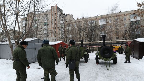 Военнослужащие у девятиэтажного жилого дом №16 на улице Хабарова в городе Шахты, в котором произошел взрыв бытового газа Военнослужащие у девятиэтажного жилого дом №16 на улице Хабарова в городе Шахты, в котором произошел взрыв бытового газа