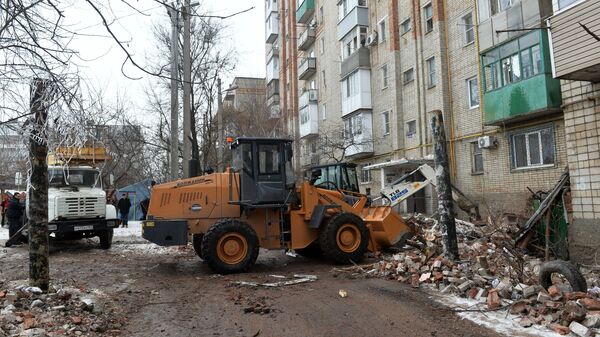 Ситуация у девятиэтажного жилого дом №16 на улице Хабарова в городе Шахты, пострадавшего из-за взрыва бытового газа Ситуация у девятиэтажного жилого дом №16 на улице Хабарова в городе Шахты, пострадавшего из-за взрыва бытового газа