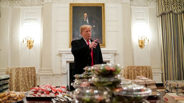 Президент США Дональд Трамп угостил команду по американскому футболу фастфудом в Белом доме Президент США Дональд Трамп угостил команду по американскому футболу фастфудом в Белом доме