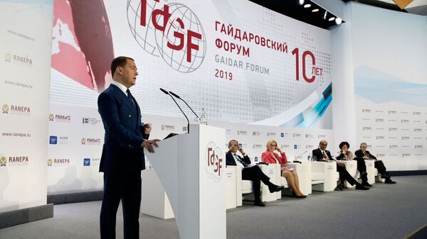 Дмитрий Медведев во время выступления на пленарной дискуссии Х Гайдаровского форума. 15 января 2019 Дмитрий Медведев во время выступления на пленарной дискуссии Х Гайдаровского форума. 15 января 2019