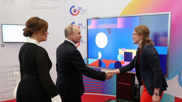 Владимир Путин во время осмотра выставки, приуроченной к заседанию наблюдательного совета Агентства стратегических инициатив. 15 января 2019 Владимир Путин во время осмотра выставки, приуроченной к заседанию наблюдательного совета Агентства стратегических инициатив. 15 января 2019