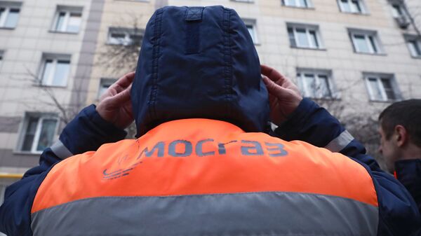 Сотрудник газовой службы стоит перед жилым домом Сотрудник газовой службы стоит перед жилым домом