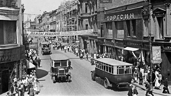 Улица Петровка в 30-е годы Улица Петровка в 30-е годы