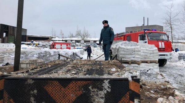Сотрудники пожарной охраны на территории завода Полипласт в Кингисеппе, где произошел взрыв Сотрудники пожарной охраны на территории завода Полипласт в Кингисеппе, где произошел взрыв