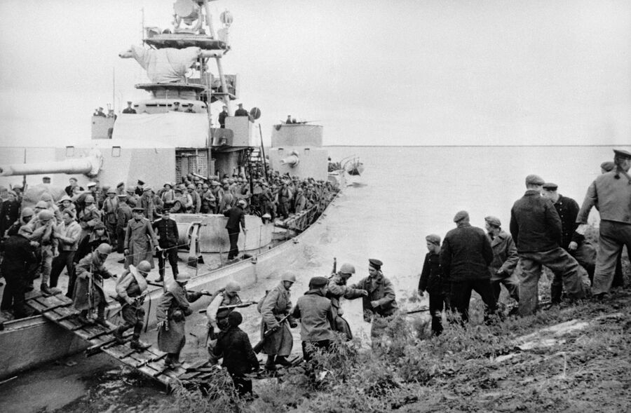 Моряки помогают пехотинцам высадиться на берег во время операции советской армии по разгрому японских милитаристов Моряки помогают пехотинцам высадиться на берег во время операции советской армии по разгрому японских милитаристов
