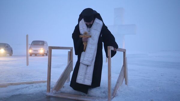 Архиепископ Якутский Роман совершает на реке Лена чин Великого освящения воды в праздник Крещения Господня в минус 46 градусов по Цельсию Архиепископ Якутский Роман совершает на реке Лена чин Великого освящения воды в праздник Крещения Господня в минус 46 градусов по Цельсию