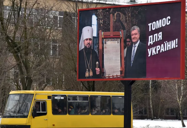 Плакат президента Украины Петра Порошенко на одной из улиц Львова