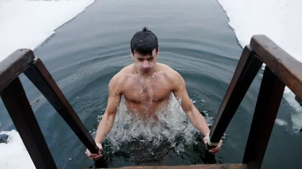 Мужчина во время крещенских купаний в проруби в Донецке. 19 января 2019
