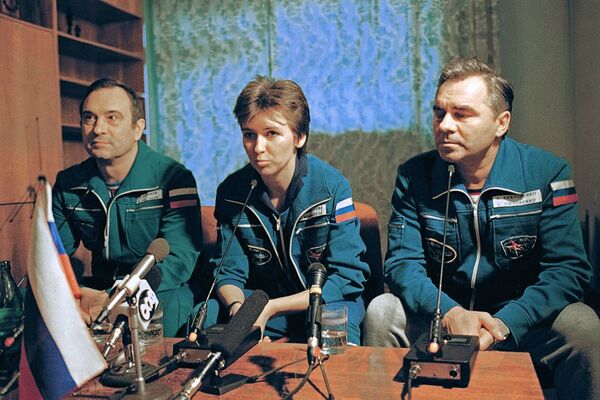 Экипаж космического корабля Союз ТМ-20 в составе Александра Викторенко (справа), Елены Кондаковой и Валерия Полякова во время первой после полета пресс-конференции в Звездном городке Экипаж космического корабля Союз ТМ-20 в составе Александра Викторенко (справа), Елены Кондаковой и Валерия Полякова во время первой после полета пресс-конференции в Звездном городке