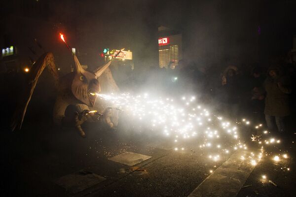 Традиционный фестиваль Correfoc в Пальма-де-Мальорке, Испания Традиционный фестиваль Correfoc в Пальма-де-Мальорке, Испания