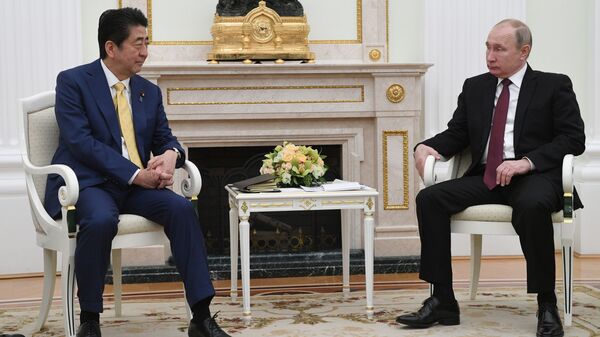 Президент РФ Владимир Путин и премьер-министр Японии Синдзо Абэ во время встречи в Москве. 22 января 2019 Президент РФ Владимир Путин и премьер-министр Японии Синдзо Абэ во время встречи в Москве. 22 января 2019