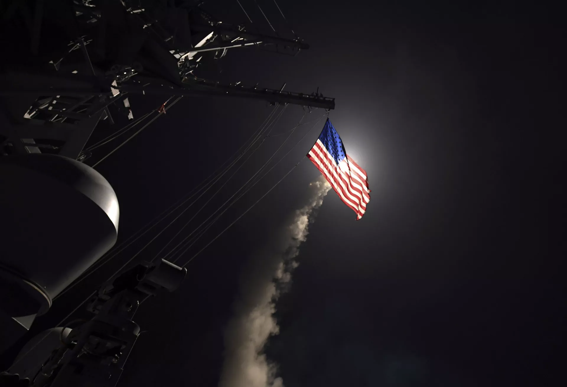 Запуск ракеты Томагавк с ракетного эсминца USS Porter в Средиземном море Запуск ракеты Томагавк с ракетного эсминца USS Porter в Средиземном море - РИА Новости, 1920, 25.12.2020