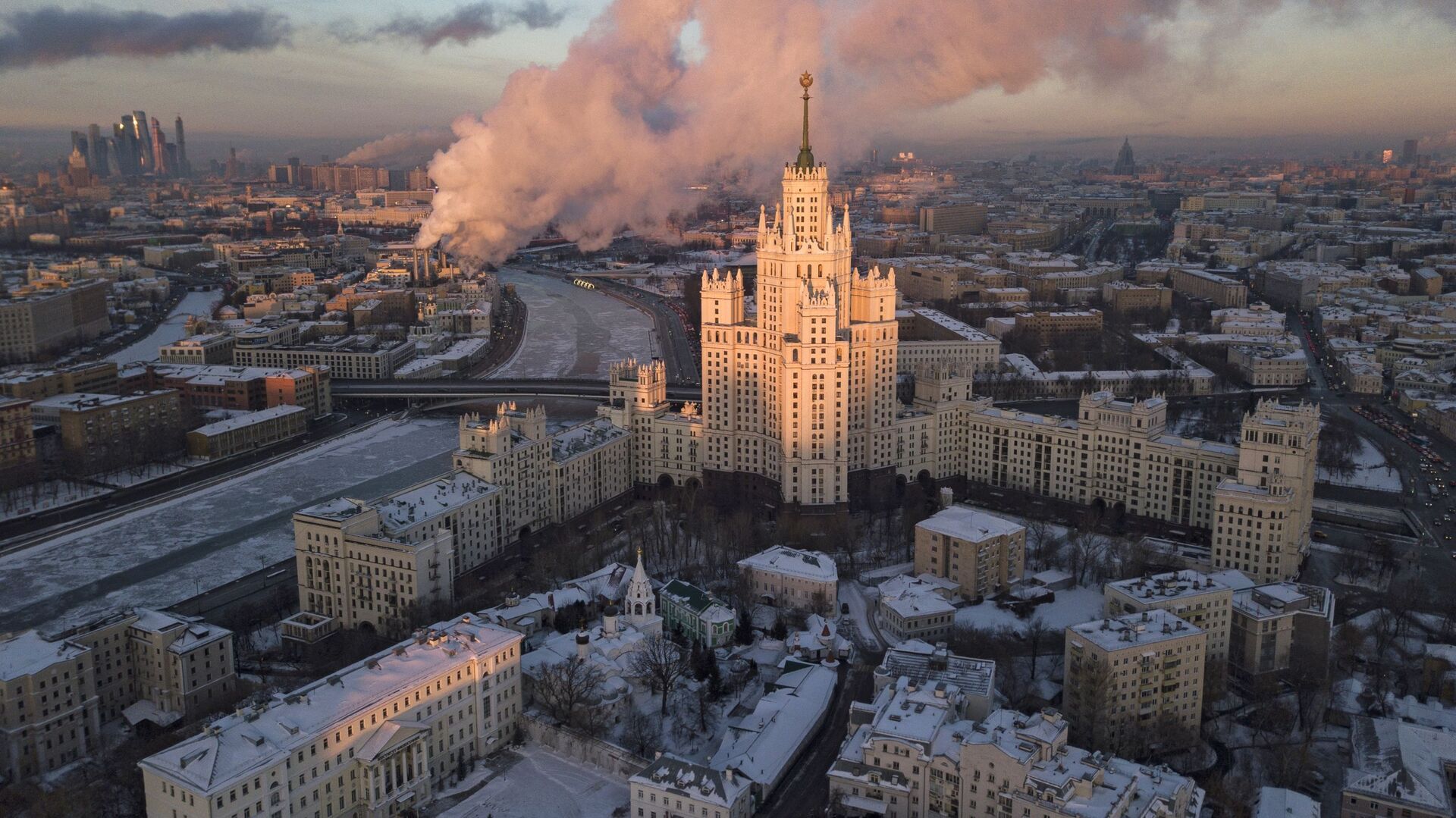 Возгорание на первом этаже сталинской высотки ликвидировали 