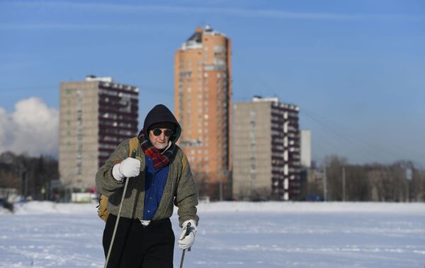 Мужчина прогуливается в одном из парков Москвы Мужчина прогуливается в одном из парков Москвы