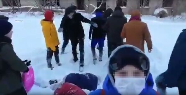 Кадр из видео с избиением подростков в Твери Кадр из видео с избиением подростков в Твери