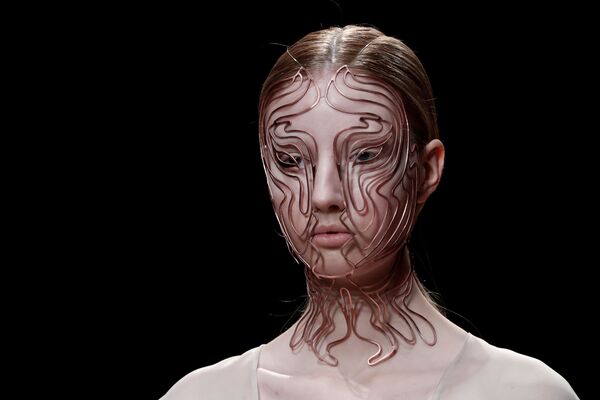 Показ коллекции Iris van Herpen на Неделе моды Haute Couture в Париже Показ коллекции Iris van Herpen на Неделе моды Haute Couture в Париже
