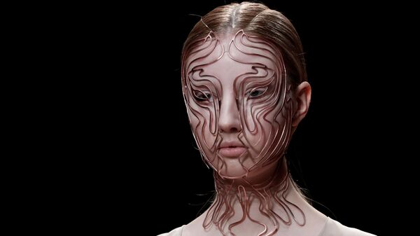 Показ коллекции Iris van Herpen на Неделе моды Haute Couture в Париже Показ коллекции Iris van Herpen на Неделе моды Haute Couture в Париже