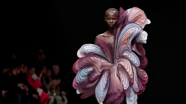 Показ коллекции Iris van Herpen на Неделе моды Haute Couture в Париже Показ коллекции Iris van Herpen на Неделе моды Haute Couture в Париже