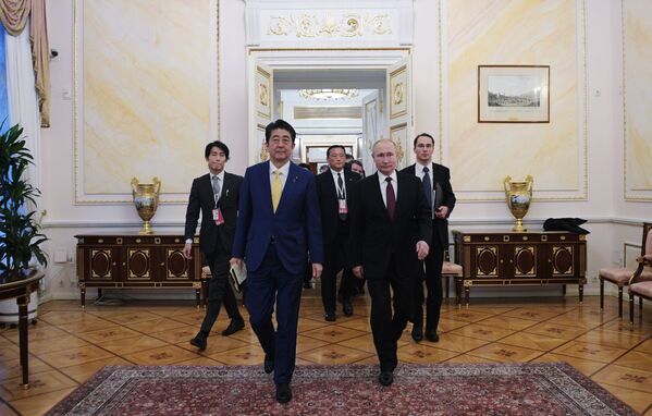 Президент РФ Владимир Путин и премьер-министр Японии Синдзо Абэ во время встречи в Москве. 22 января 2019 Президент РФ Владимир Путин и премьер-министр Японии Синдзо Абэ во время встречи в Москве. 22 января 2019