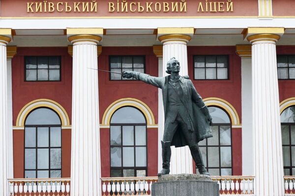 Памятник русского полководца Александра Суворова во дворе Киевского военного лицея имени Ивана Богуна Памятник русского полководца Александра Суворова во дворе Киевского военного лицея имени Ивана Богуна