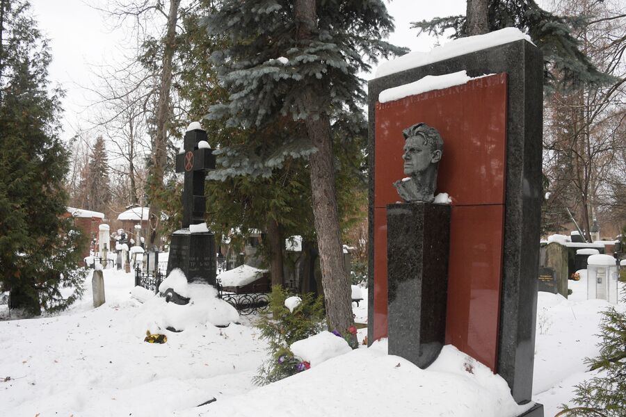 Памятник на могиле В. В. Маяковского